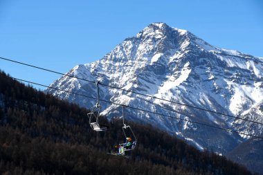 Piedmont 'taki Samanyolu' nun kayak pistlerinde kayak asansörleri ve sandalyeler.