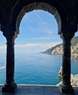 San Pietro Romanesque Kilisesi Porto Venere 'de Doria Kalesi' nin altında bir Katolik dini binasıdır. Şairler Körfezi 'ndeki en eski kilisedir..