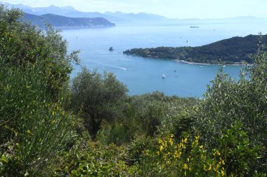  Riomaggiore ve Portovenere arasındaki Cinque Terre denizinin muhteşem manzarası..