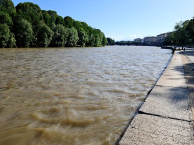 Torino 'daki Po nehri Murazzi tarafından fotoğraflandı. Tepede Santa Maria dei Capuccini Kilisesi. Arka planda Napolyon taş köprüsü Vittorio Emanuele  