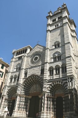 İtalya - Cenova 24 Haziran 2023: San Lorenzo Katedrali Ceneviz 'deki en önemli Katolik ibadeti yeridir. 1118 'de Papa II. Gelasius tarafından azize adanmıştır..
