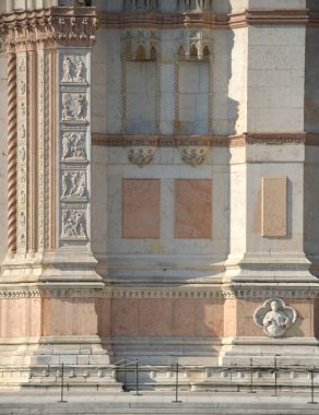 San Petronio Bazilikası Piazza Maggiore 'deki Bologna' nın en büyük bazilikasıdır. Beyaz Istrian taşı ve kırmızı Verona mermerindeki levrekler harikadır..