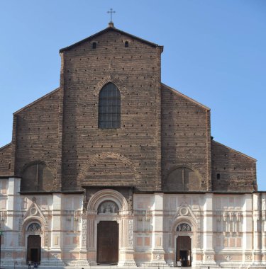 San Petronio Bazilikası Piazza Maggiore 'deki Bologna' nın en büyük bazilikasıdır. Beyaz Istrian taşı ve kırmızı Verona mermerindeki levrekler harikadır..