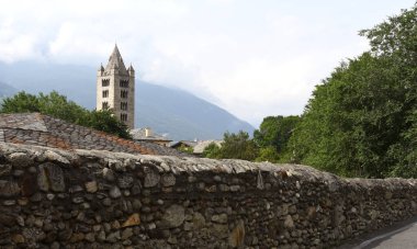 Santi Pietro e Orso kolej kilisesi Aosta 'da bir Roma dini kompleksidir; çan kulesi ve antik manastır Aosta Vadisi' nde güzeldir..