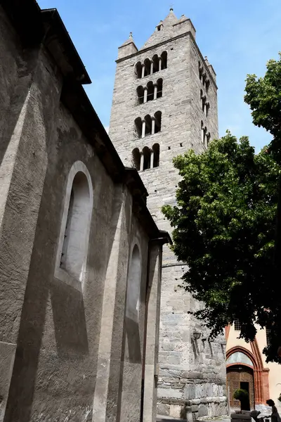 Santi Pietro e Orso kolej kilisesi Aosta 'da bir Roma dini kompleksidir; çan kulesi ve antik manastır Aosta Vadisi' nde güzeldir..