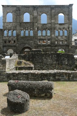 Porta Praetoria yakınlarındaki Decumanus Maximus 'ta M.S. 1. yüzyıldan kalma Roma Aosta Tiyatrosu bulunur. Roma İmparatorluğu mimarisinin bir başyapıtıdır..