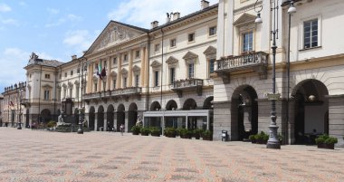 Chanoux Meydanı, Aosta 'nın ana meydanı ve belediye binasının evidir. Porta Prtoria ve Viale Conseil des Commis yolu ile buradan başlar..