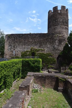 Aosta kuleleri, genel planlarında, Roma zamanına kadar uzanır. Bramafam Kulesi, Peynir Kulesi ve Cüzzam Kulesi önemli..