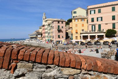 Boccadasse, Ceneviz 'in göbeğindeki güzel bir sahil köyüdür. Sant 'Antonio Kilisesi' nin terasından deniz manzarasına ve köye hayran kalabilirsiniz..