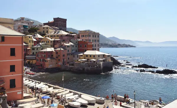 Boccadasse, Ceneviz 'in göbeğindeki güzel bir sahil köyüdür. Sant 'Antonio Kilisesi' nin terasından deniz manzarasına ve köye hayran kalabilirsiniz..
