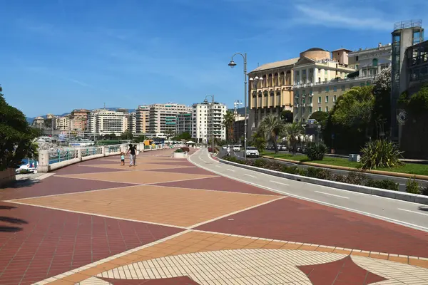 Corso Italia, Genova Foce 'un merkezinden Albaro ilçesine ve sahil köyü Boccadasse' nin sahil ve banyo alanlarına uzanan zarif bir sahil kenarıdır..