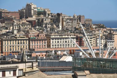 Genova Limanı büyük gemilerle, konteynırlarla, Cenova Feneri 'yle, Bigo' yla, Biyosfer 'le ve Renzo Piyano' nun Akvaryumu 'yla büyük bir cazibeye sahip bir yerdir..