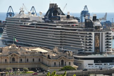 Genova Limanı büyük gemilerle, konteynırlarla, Cenova Feneri 'yle, Bigo' yla, Biyosfer 'le ve Renzo Piyano' nun Akvaryumu 'yla büyük bir cazibeye sahip bir yerdir..