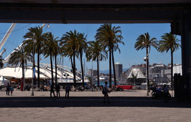 Genova, tipik bir Akdeniz ve çoğu zaman kaotik bir deniz kentidir. Birçok güzel panorama örtüşür ve cazibeyle dolu görüntüler yaratır..