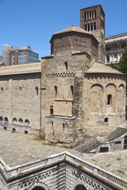 Santo Stefano Kilisesi Via XX Settembre 'ye bakan bir tepede yer almaktadır. Kristof Kolomb bu Roma tarzı manastırda vaftiz edildi..