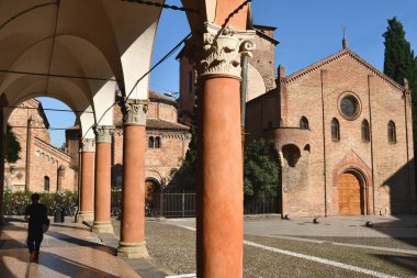 Piazza Santo Stefano, San Petronio 'nun yedi kilisesinden oluşan Bologna' nın ünlü ve pitoresk bir meydanı.. 
