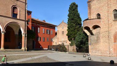 Piazza Santo Stefano, San Petronio 'nun yedi kilisesinden oluşan Bologna' nın ünlü ve pitoresk bir meydanı.. 