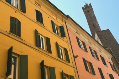 Bologna kuleleri ortaçağ kökenli askeri ve aristokratik işlevlere sahip yapılardır; Asinelli Kulesi, Garisenda Kulesi ve Azzoguidi Kulesi ünlüdür..