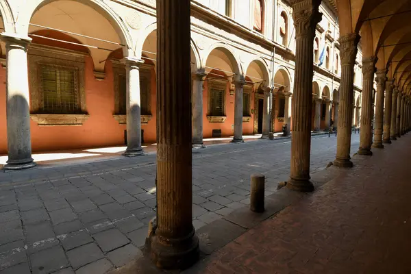 Bologna atari salonlarının şehri olmasıyla ünlüdür. Çok güzeller, çok kırmızı renkteler, harika başkentleri ve antik taş zemini var..