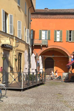 Bolonya resimlerle dolu, parlak renkli binalarla, özellikle kırmızı olanlarla. Aslında, Bolonya caddeleri atari salonlarıyla dolu kırmızı bir şehirdir..
