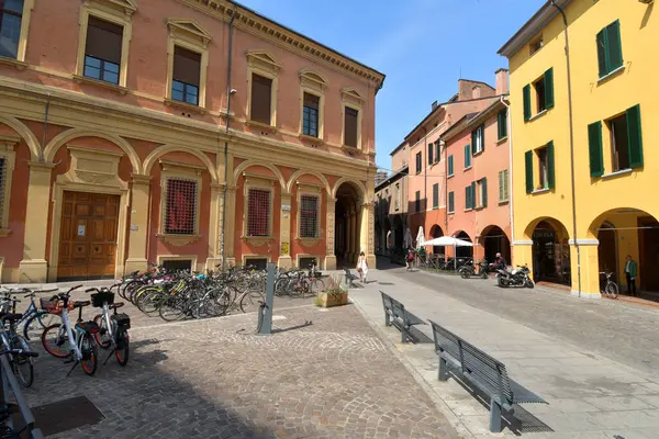 Bolonya resimlerle dolu, parlak renkli binalarla, özellikle kırmızı olanlarla. Aslında, Bolonya caddeleri atari salonlarıyla dolu kırmızı bir şehirdir..