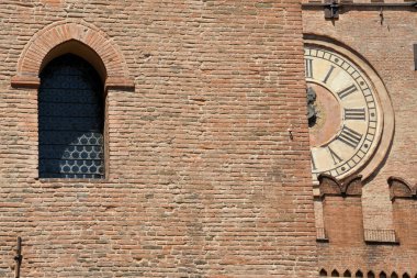 Piazza Maggiore, San Petronio bazilikası, Palazzo d 'Accursio, Palazzo del Podest ve Neptün çeşmesi ile Bologna' nın kalbidir..