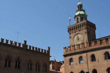 Piazza Maggiore, San Petronio bazilikası, Palazzo d 'Accursio, Palazzo del Podest ve Neptün çeşmesi ile Bologna' nın kalbidir..