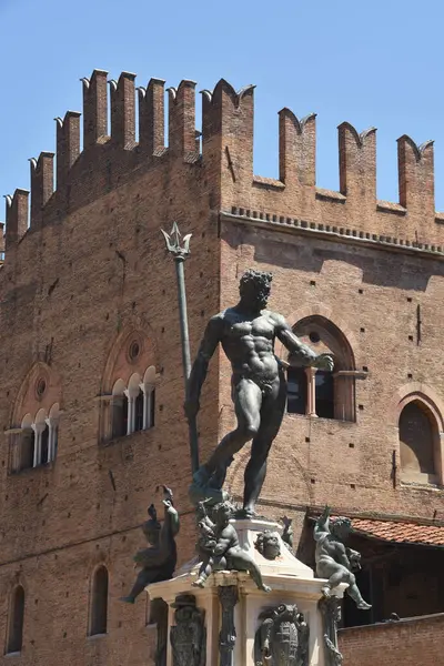 Piazza Maggiore, San Petronio bazilikası, Palazzo d 'Accursio, Palazzo del Podest ve Neptün çeşmesi ile Bologna' nın kalbidir..