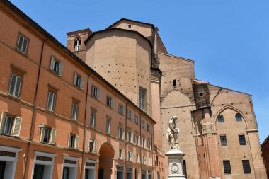 Piazza Galvani, San Petronio Bazilikası 'nın önünde Bologna' dan bir bilim adamı olan Luigi Galvani 'nin heykeliyle birlikte bir meydan..