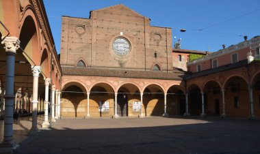 Santa Maria dei Servi Bazilikası Strada Maggiore boyunca ayakta duruyor ve etrafında Bolonya 'nın renkli binaları olan Gotik mimarinin bir örneğidir..