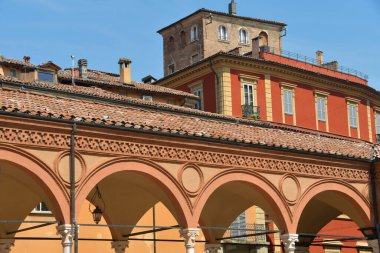 Santa Maria dei Servi Bazilikası Strada Maggiore boyunca ayakta duruyor ve etrafında Bolonya 'nın renkli binaları olan Gotik mimarinin bir örneğidir..