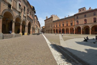 Piazza Santo Stefano, San Petronio 'nun yedi kilisesinden oluşan Bologna' nın ünlü ve pitoresk bir meydanı.. 