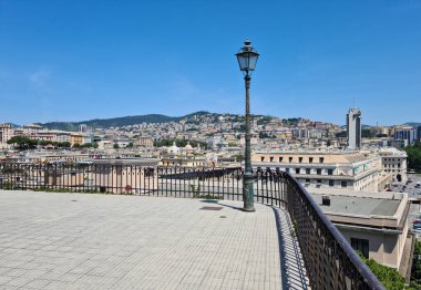 Genova, tipik bir Akdeniz ve çoğu zaman kaotik bir deniz kentidir. Birçok güzel panorama örtüşür ve cazibeyle dolu görüntüler yaratır..