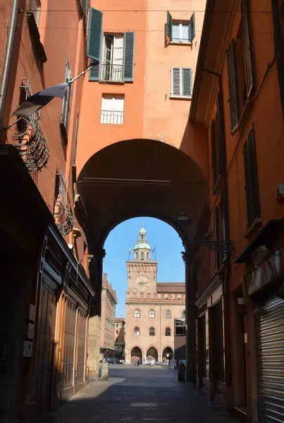 Piazza Maggiore, San Petronio bazilikası, Palazzo d 'Accursio, Palazzo del Podest ve Neptün çeşmesi ile Bologna' nın kalbidir..