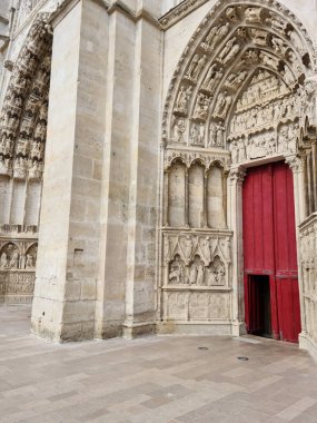 Auxerre, antik kereste çerçeveli yarı ahşap evleri, antik Gotik Saint-Germain Manastırı ve Romanesk Saint-tienne Katedrali ile Yonne Nehri üzerinde bir ortaçağ şehridir..
