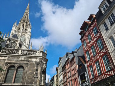 Rouen, Normandiya 'da Aziz Maclovius Kilisesi Rönesans döneminden kalma ahşap kapılar oyulmuş zengin bir Gotik Katolik kilisesidir..