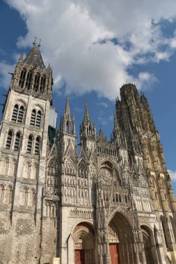 Rouen 'deki Notre-Dame Katedrali 12. yüzyıl Gotik bir katedraldir. İçinde Roma' daki bir binanın mezarının kalıntıları da vardır..