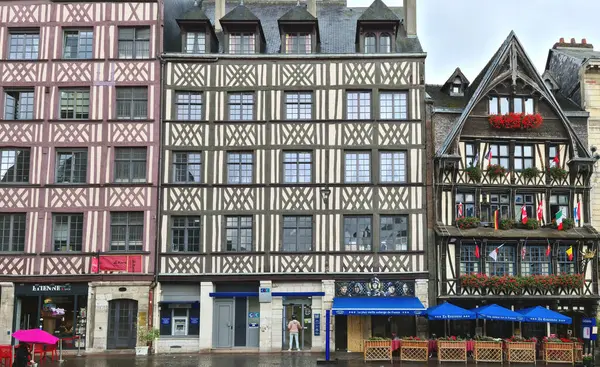 Rouen 'de çok güzel renkli, yarı keresteli ya da sazdan evler var. Bu yapı tekniği, ahşap bolluğundan dolayı Orta Çağ 'a dayanıyor.