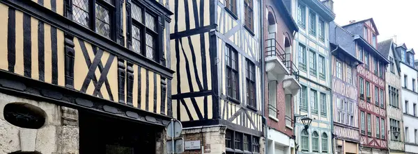 Rouen 'de çok güzel renkli, yarı keresteli ya da sazdan evler var. Bu yapı tekniği, ahşap bolluğundan dolayı Orta Çağ 'a dayanıyor.