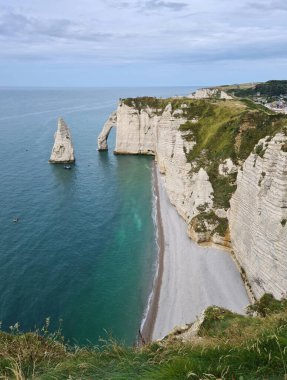 Aşağıdaki ve yukarıdaki etkileyici kayalıklarla çevrili Etretat Sahili kuşkusuz Normandiya 'nın Manş Denizi' ndeki en güzel plajlarından biridir..