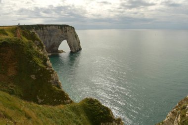 Aşağıdaki ve yukarıdaki etkileyici kayalıklarla çevrili Etretat Sahili kuşkusuz Normandiya 'nın Manş Denizi' ndeki en güzel plajlarından biridir..