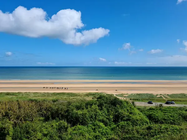 Normandiya sahilleri Derebeyi Operasyonu ve Normandiya Çıkarması ile bilinir. Sönük renkler ve dalgalar için uçsuz bucaksız plajlar, Kanal manzaralı kırsal kesimden saman yığınları..