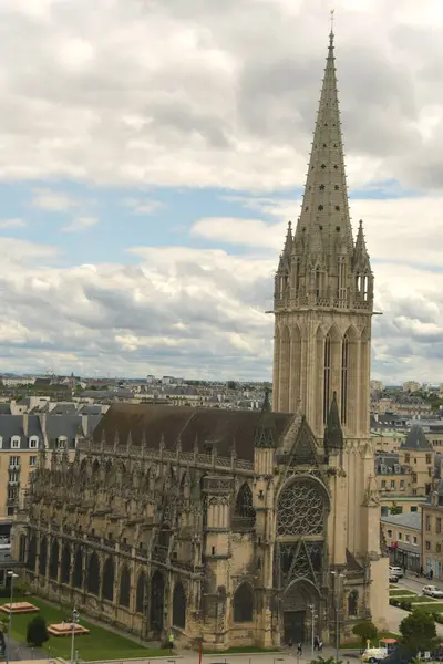 Caen, Calvados, Normandiya 'da güzel bir Fransız şehridir. St. Stephen 's Abbey ve St. Peter Kilisesi gibi önemli meydanlar ve anıtlar vardır..