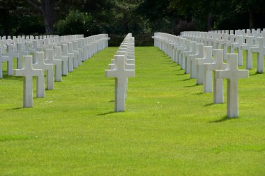 Normandiya 'da, 2. Dünya Savaşı' nda ölen askerlerin anısını kutlamak için Amerikan, İngiliz ve Alman mezarlıkları var..