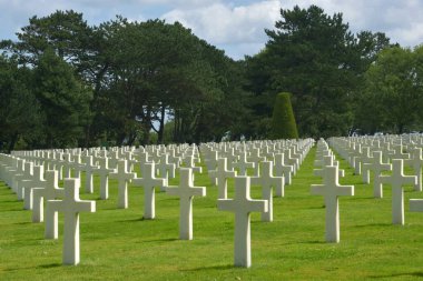 Normandiya 'da, 2. Dünya Savaşı' nda ölen askerlerin anısını kutlamak için Amerikan, İngiliz ve Alman mezarlıkları var..