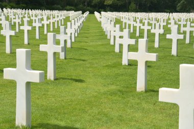 Normandiya 'da, 2. Dünya Savaşı' nda ölen askerlerin anısını kutlamak için Amerikan, İngiliz ve Alman mezarlıkları var..