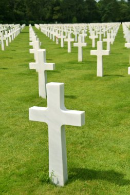 Normandiya 'da, 2. Dünya Savaşı' nda ölen askerlerin anısını kutlamak için Amerikan, İngiliz ve Alman mezarlıkları var..