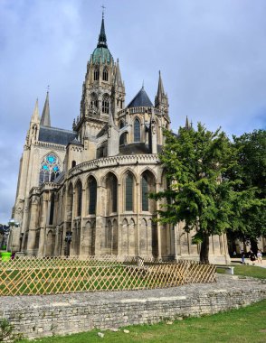 Bayeux, Normandiya 'nın Calvados bölgesinde yer alan bir Fransız komünü ve UNESCO Dünya Mirası Bölgesi' dir. Müttefikler tarafından Normandiya 'ya indikten sonra kurtarıldı..