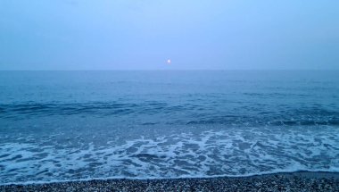 Ligurya 'daki Akdeniz' in kristal berrak suları yoğun turkuaz ve tuzluluk aromalı sağlıklı bir banyo için mavi yansımalarla. Denizin cazibesi diurnal ve gececidir..