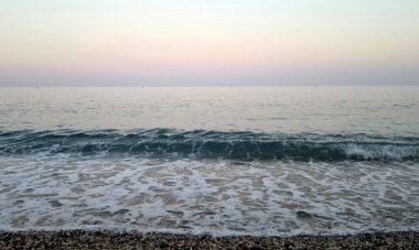 Ligurya 'daki Akdeniz' in kristal berrak suları yoğun turkuaz ve tuzluluk aromalı sağlıklı bir banyo için mavi yansımalarla. Denizin cazibesi diurnal ve gececidir..